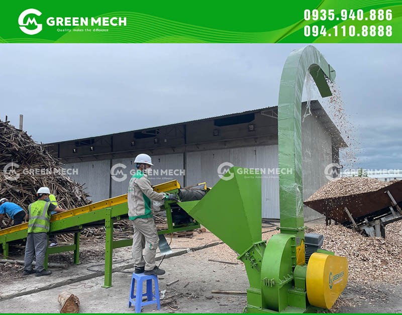 Máy băm gỗ vào hoạt động