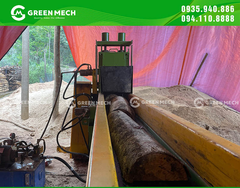 Máy được trang bị băng tải cấp liệu, giảm chi phí nhân công