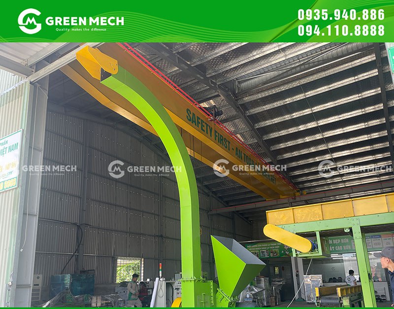 Vòi phun và băng tải gỗ của máy băm gỗ 15 tấn